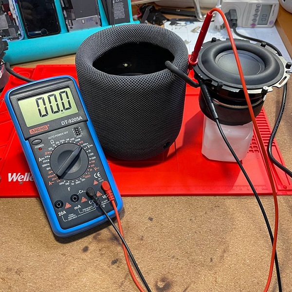 multimeter connected to speaker
